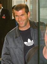 (4)French soccer superstar Zidane arrives in Japan